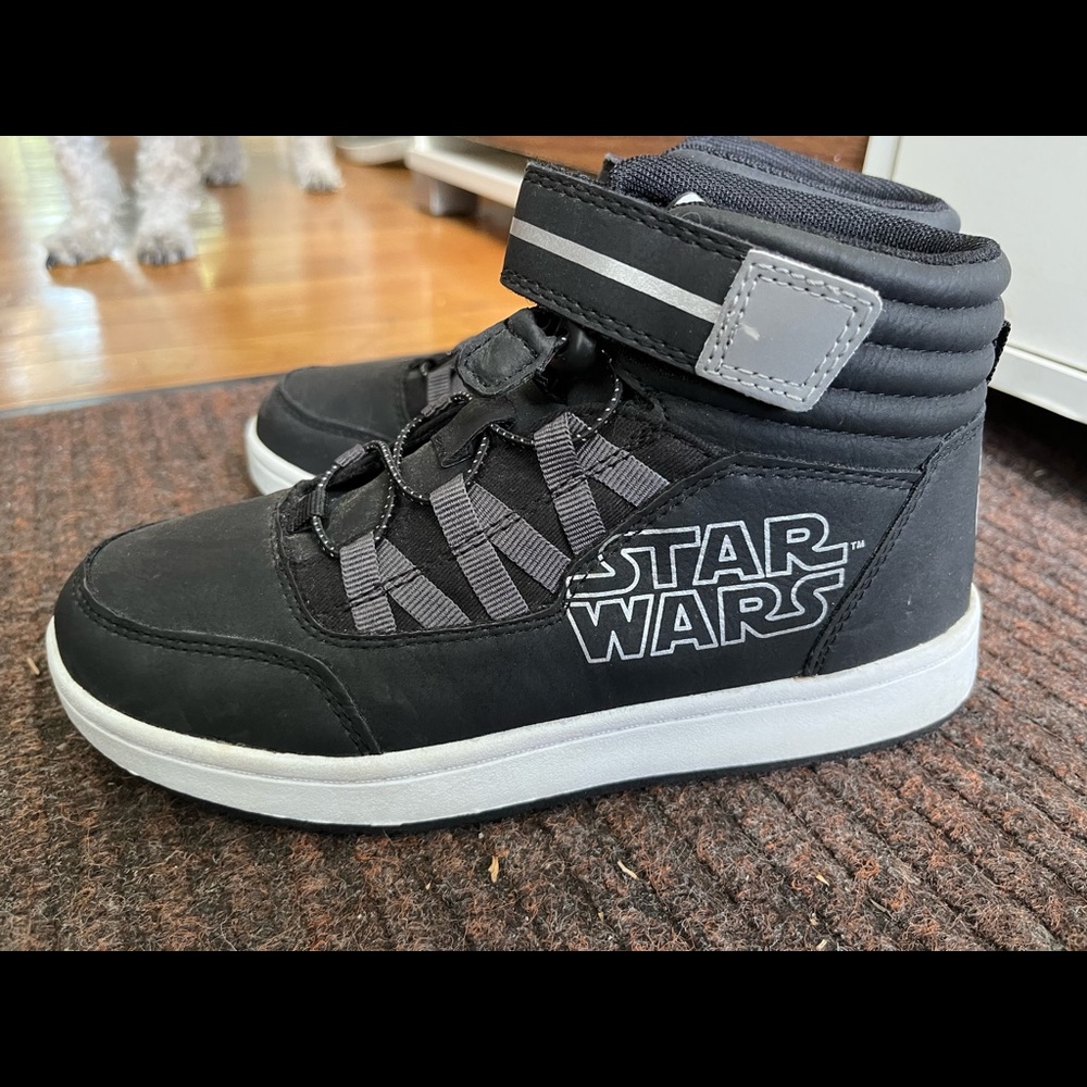 Star Wars H&M boys high tops. Bungee laces w/ Velcro top. Perfect, never worn.